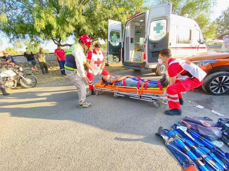 El motociclista presentó posible fractura, así como golpes y heridas expuestas en diferentes partes del cuerpo. (EL SIGLO DE TORREÓN)