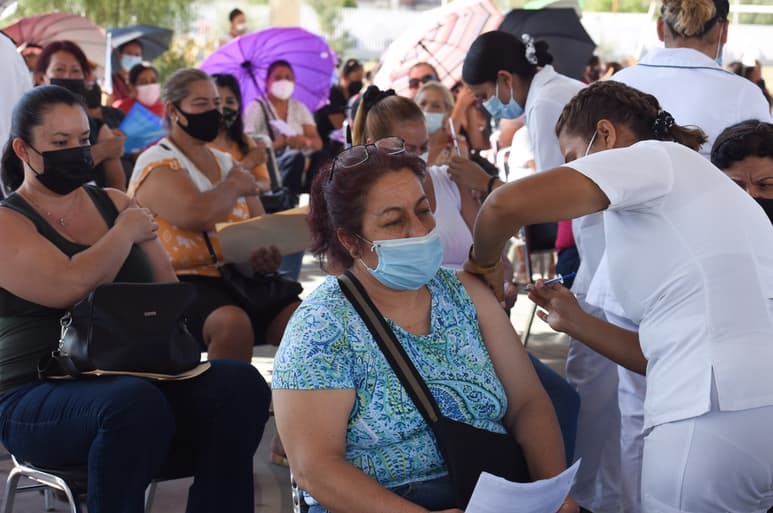 Hoy corresponde el turno de vacunación anti-COVID-19 a las personas mayores de 50 años cuyo apellido paterno inicie con las letras M, N y O. El horario de atención es de 8 a. m. a 3 p. m. (JESÚS GALINDO)