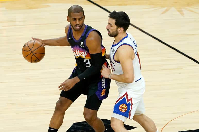 Chris Paul (i) metió 17 puntos y repartió 15 asistencias, en la victoria de los Soles 123-98 sobre los Nuggets de Denver. (AP)