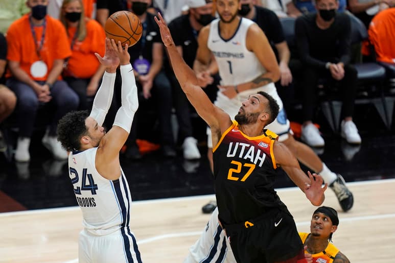 Rudy Gobert (27) ganó el premio por tercera ocasión en su carrera. (AP)