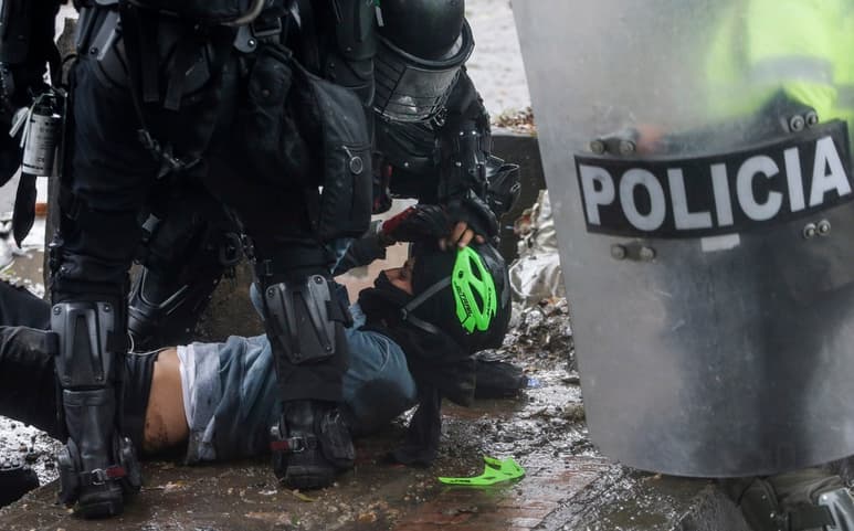 La brutalidad policial, que ha causado al menos 20 de las 34 muertes confirmadas por Human Rights Watch. (AP)
