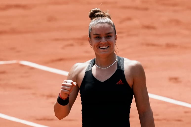 La griega Maria Sakkari derrotó 6-4, 6-4 a la actual campeona de Roland Garros, Iga Swiatek, para avanzar a semifinales. (AP)