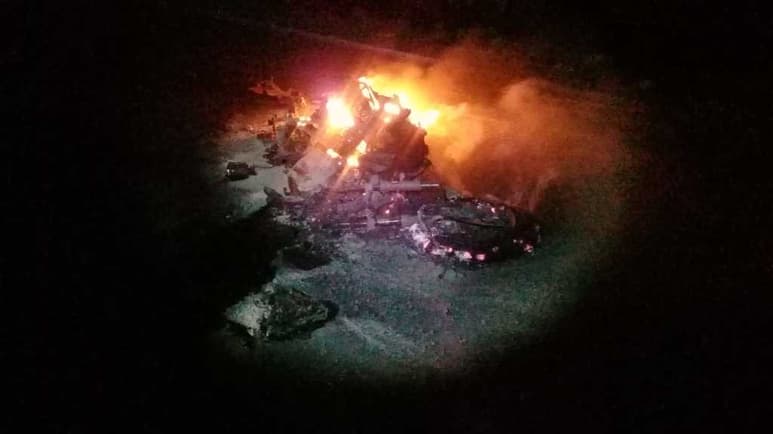 Tras el accidente, la motocicleta comenzó a incendiarse. (EL SIGLO DE TORREÓN)