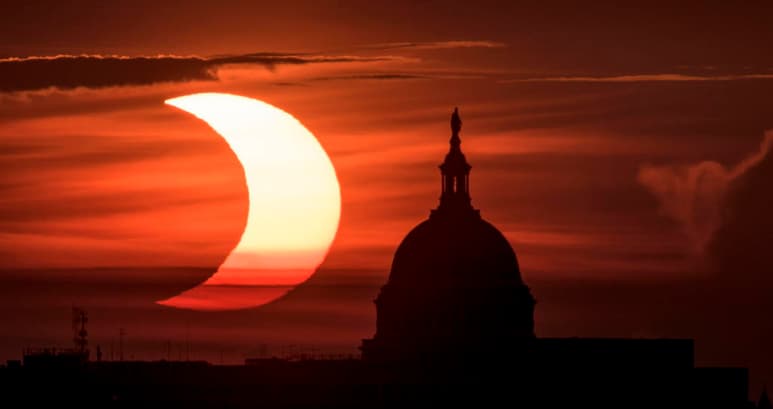 El fenómeno astronómico del eclipse solar 'anillo de fuego', captado parcialmente desde el Capitolio en Washington, EUA (EFE)