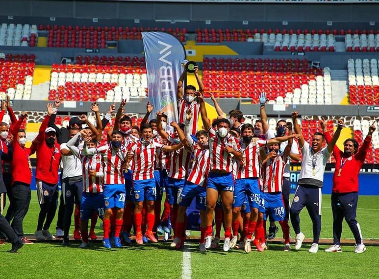 Aún falta más de un mes para que inicie el torneo Apertura 2021 y los problemas ya empezaron para Amaury Vergara en el seno del Guadalajara. (ESPECIAL)