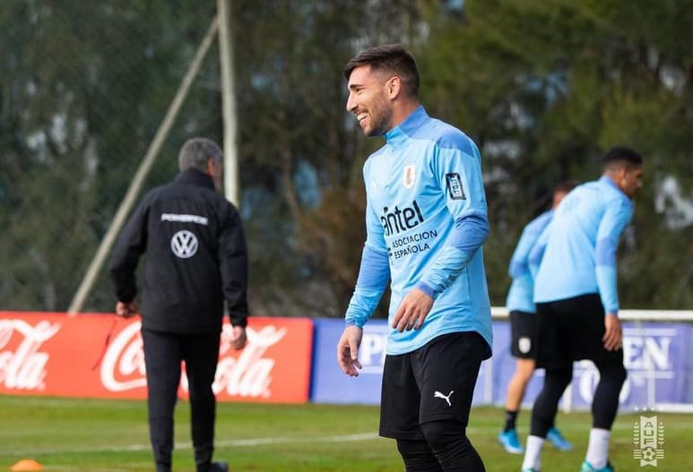 Los delanteros del Valencia Maxi Gómez y del Manchester United Edinson Cavani acompañarán en la vanguardia de la selección uruguaya a Luis Suárez, según la lista oficial facilitada este jueves por el técnico de la Celeste, Oscar Washington Tabárez, para la Copa América. (ESPECIAL)