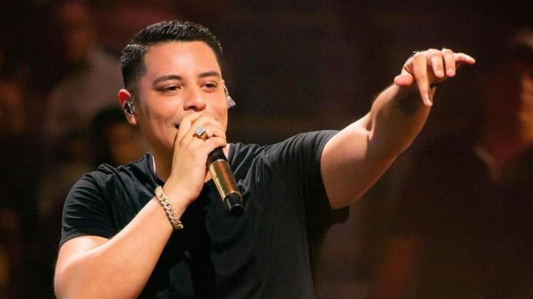 A través de redes sociales el vocalista de Grupo Firme, Eduin Cazares, causó revuelo al aparecer en el escenario bailando en un bikini color rojo. (ESPECIAL)