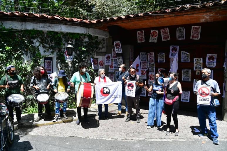 Una treintena de personas han acudido con tambores para tocar frente a la casa del expresidente, hoy de 99 años. (ESPECIAL)