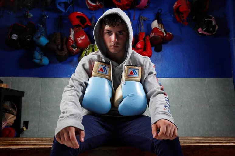 El campeón Saúl “Canelo” Álvarez está haciendo su propia historia en el boxeo, marcando su estilo en el cuadrilátero, aunque ha recibido críticas por los rivales con los que ha peleado. Pero, muy aparte del campeón, el apellido Álvarez sigue sumando estrellas a su dinastía, ya que uno de sus familiares está a punto de seguir poniendo el apellido en el panorama mundial.