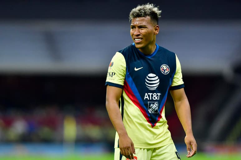 Han pasado solamente dos semanas desde que Roger Martínez, jugador del América, estuvo en la mira tras estar involucrado en un escándalo junto a sus compañeros Nicolás Benedetti, Richard Sánchez y Leo Suárez. Donde fueron vistos acompañados de bailarinas exóticas y bebidas alcohólicas. (JAM MEDIA)