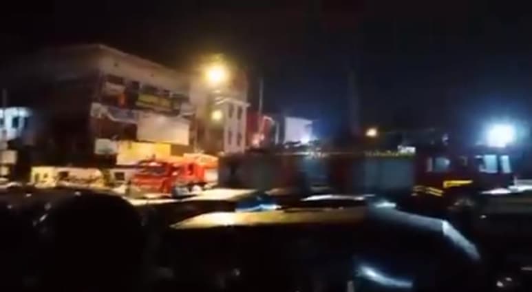 Un deteriorado edificio de tres niveles se derrumbó el miércoles después de intensas lluvias monzónicas en la ciudad occidental de Mumbai, causando la muerte de por lo menos 11 personas y heridas a otras siete, informó el jueves la policía. (ESPECIAL)