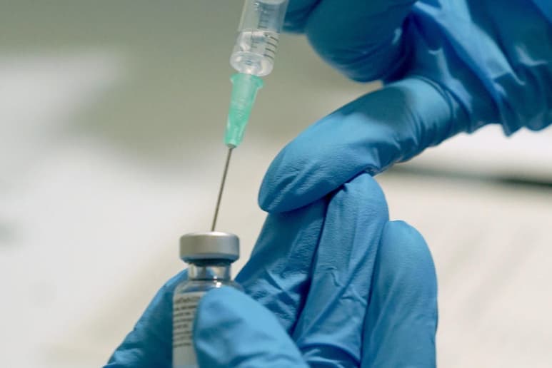 El Reino Unido anunció hoy que donará 100 millones de dosis de vacunas contra el coronavirus entre este año y el próximo para contribuir al objetivo del G7 de apoyar con 1,000 millones de dosis a la inmunización en todo el mundo. (EFE)