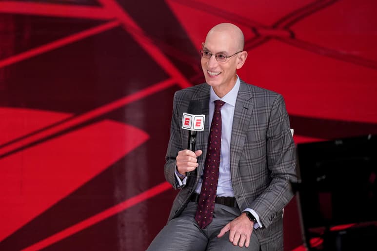 En esta imagen del 4 de octubre de 2020 aparece el comisionado de la NBA, Adam silver, durante una entrevista antes de la Final de la NBA, en Lake Buena Vista, Florida. (AP Foto/Mark J. Terrill, Archivo)