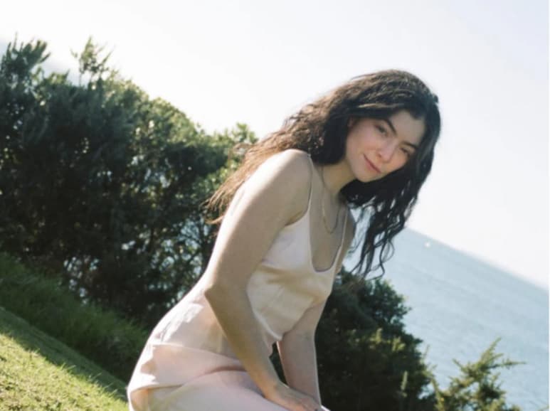 La cantante neozelandesa, Lorde, sorprendió a sus fans con el lanzamiento de su nuevo tema 'Solar Power', el cual llega cuatro años después de su último trabajo discográfico, “Melodrama” (2017). (ESPECIAL)