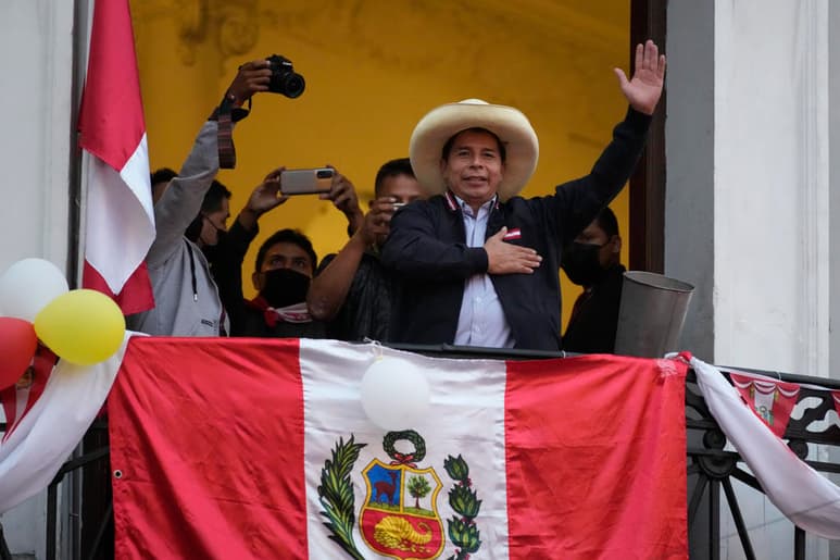 El recuento de las elecciones presidenciales de Perú llegó a su recta final entre procesos legales, revisiones de actas y tensiones callejeras, con Pedro Castillo como el candidato más votado y con Keiko Fujimori poco dispuesta a asumir, sin pelear, su virtual derrota. (EFE)