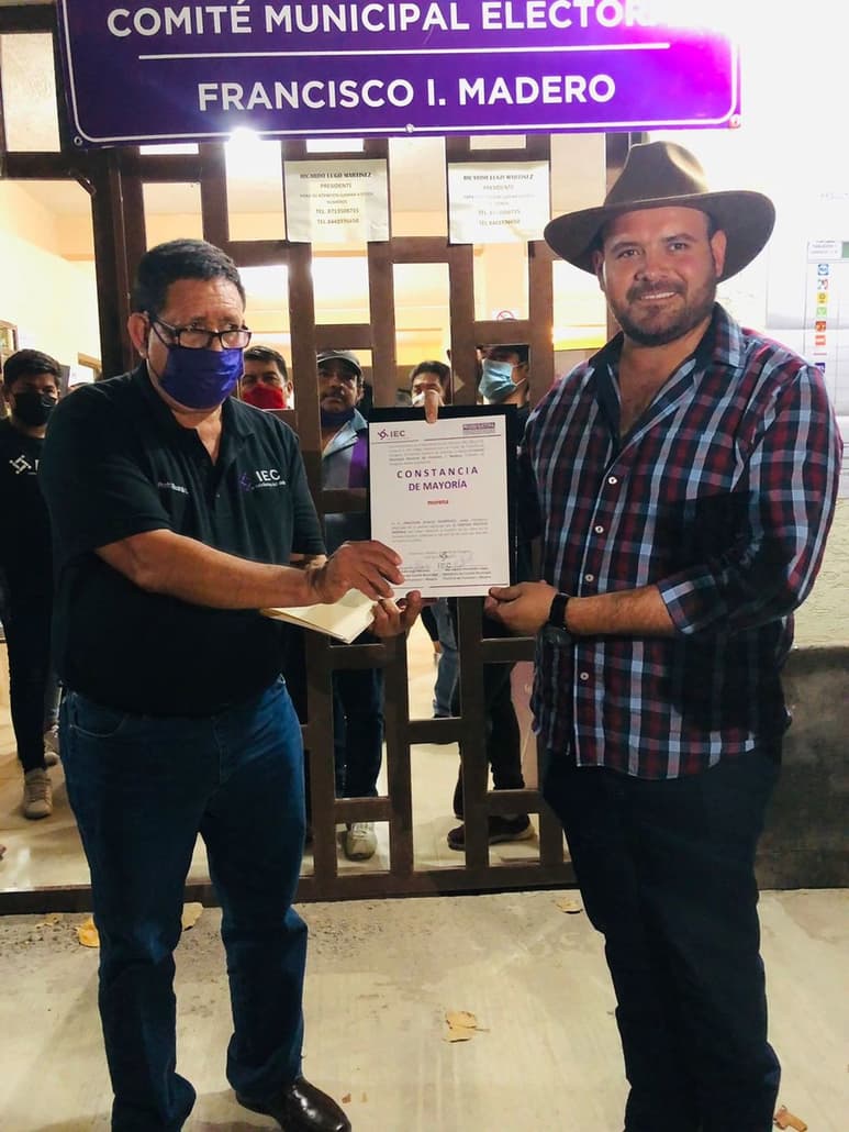 Las autoridades electorales entregaron las constancias de mayoría a los tres alcaldes electos. (EL SIGLO DE TORREÓN)