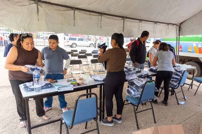 Se prevé que en los próximos días se emita la licitación para que se puedan empezar a fabricar los uniformes subsidiados. (EL SIGLO DE TORREÓN)