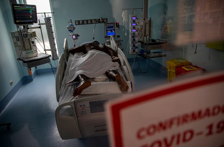 Chile recibe a diario un promedio de 200 nuevos pacientes graves en sus unidades de cuidados intensivos. (AP)