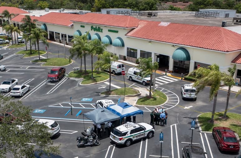 El tiroteo sucedió poco después de las 11:30 de la mañana en un Publix ubicado en una plaza comercial. (AP)