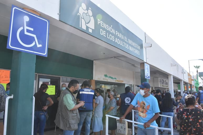 Exigen pensionados ser atendidos; acuden en fecha equivocada en programas de Bienestar.