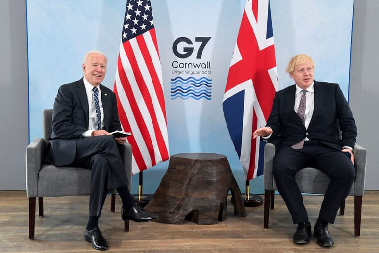 Biden (i), que mantuvo su primera reunión bilateral con Boris Johnson (d), ve al mundo en un 'punto de inflexión'. (AP)