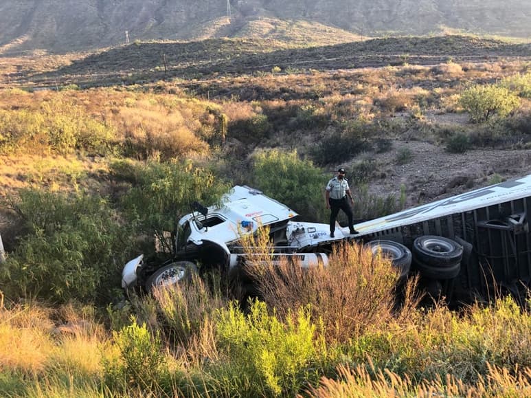 Tras dormitar, un trailero sufre una volcadura en carretera.
