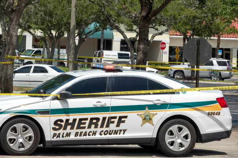 Las autoridades del condado Palm Beach, al norte de Miami revelaron la noche del jueves algunos detalles más del tiroteo, entre ellos el nombre del agresor, Timothy J. Wall, de 55 años, pero no las identidades de las víctimas, ni los motivos del crimen.
(EFE)