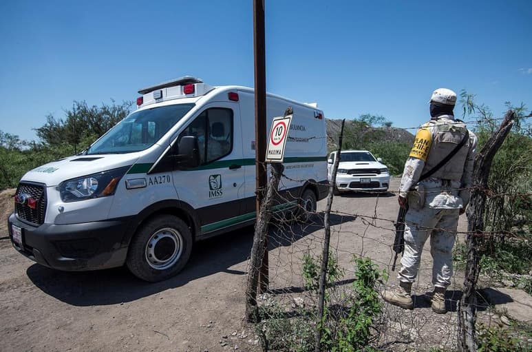 'Lo que importaba más era el rescate de mineros atrapados y ahora se tiene que llevar a cabo la investigación de por qué el derrumbe, si la mina estaba en condiciones de trabajar, si había seguridad', señaló el mandatario. (EFE)