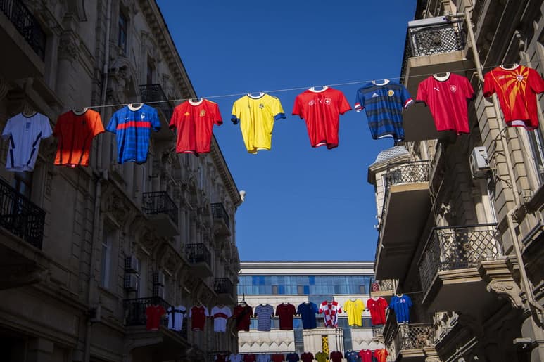 Llegar al público joven se ha convertido en el gran objetivo de los dirigentes de la industria futbolística. Ante una oferta de ocio expansiva y digital, la UEFA se ha asociado con la aplicación de vídeos TikTok para trasladar la Eurocopa 2020 al terreno de juego de la audiencia juvenil: el vídeo social. (ARCHIVO)
