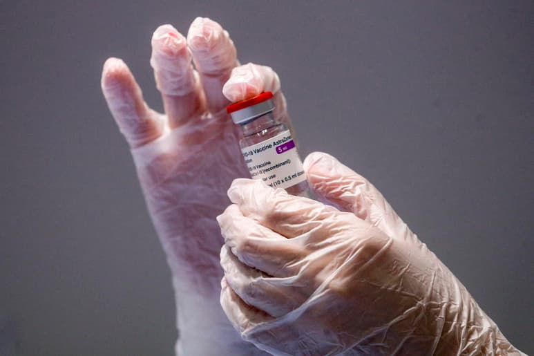 Italia usará la vacuna de Astrazeneca solo en mayores de 60 años y a los menores de esa edad que hayan recibido la primera dosis del fármaco anglo-sueco se les inyectará otro compuesto, según anunciaron hoy las autoridades del país, una medida que llega tras un nuevo caso de trombosis mortal. (ARCHIVO)