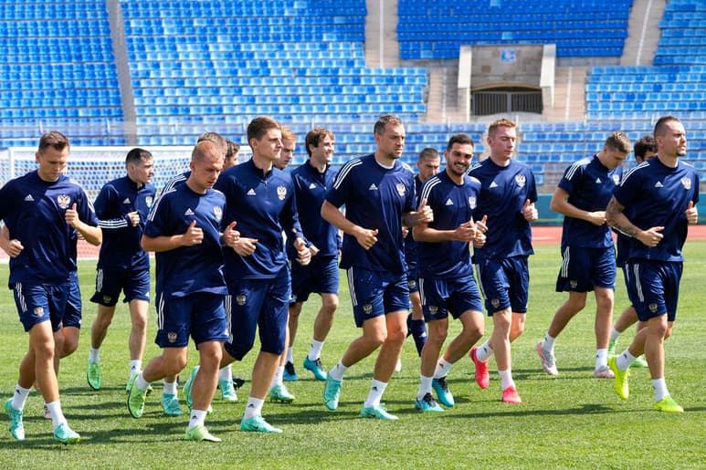 Jugadores de la selección rusa se preparan para el inicio de la sesión de entrenamiento en el estadio Petrovsky de San Petersburgo, Rusia, el viernes 11 de junio de 2021. (AP Foto/Dmitri Lovetsky)