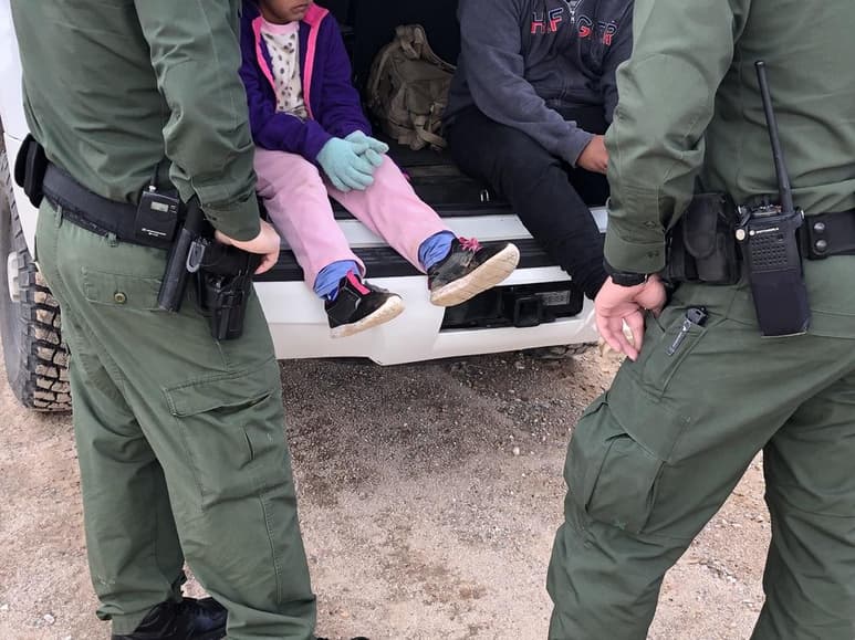 México y Estados Unidos deportan a decenas de miles de niños y adolescentes migrantes que necesitan asilo pese a su nuevo discurso de 'atender las raíces' y proteger los derechos humanos, denunció este viernes un informe de Amnistía Internacional (AI). (ARCHIVO)