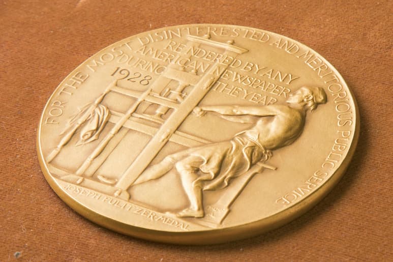 The Associated Press ganó dos premios Pulitzer en el rubro de fotografía por su cobertura de las protestas contra la injusticia racial en Estados Unidos y por un reportaje sobre los ancianos afectados por el COVID-19. The New York Times ganó el premio al servicio público por sus reportajes, profundos y a la vez accesibles, de la pandemia. (ESPECIAL)