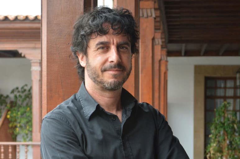 El fotógrafo español Emilio Morenatti fue galardonado este viernes con el Premio Pulitzer al mejor reportaje fotográfico por sus instantáneas tomadas a los ancianos en España durante la pandemia del coronavirus. (ESPECIAL)