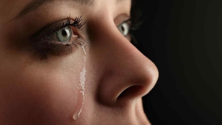 El momento en el que la madre fue captada llorando la perdida de su hijo, trascendió en redes sociales (CAPTURA)