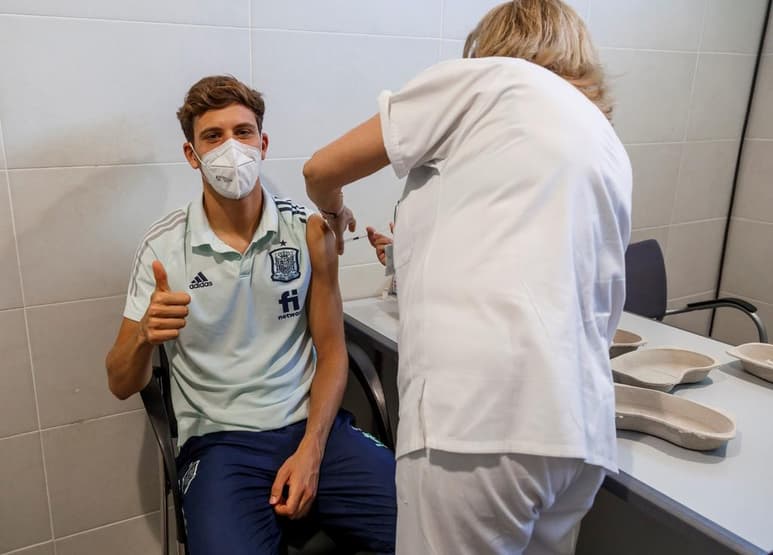 Por tercer día seguido, todos los jugadores dieron negativo en las pruebas PCR en la selección española, cuyos futbolistas recibieron o terminaron este viernes la 'pauta completa' de la vacuna contra el COVID-19 rumbo a la inmunización y a la Eurocopa 2020, a tres días del debut contra Suecia y con el regreso de Diego Llorente a la concentración, al encadenar su cuarto resultado negativo tras el positivo del martes. (EFE)