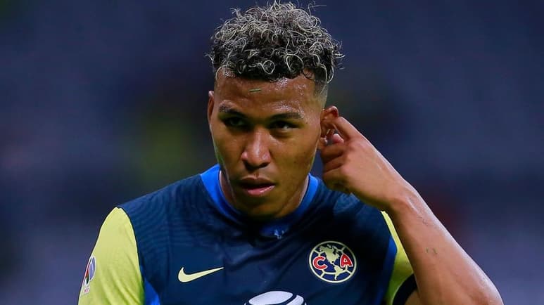 El futbolista colombiano, Roger Martínez, quien juega en el América, fue noticia hace un par de semanas luego de que fue captado rompiendo el protocolo de la Liga MX junto a sus compañeros en una fiesta con alcohol y mujeres, además de que recientemente fue criticado por andar de fiesta en Colombia en medio de la crisis sanitaria. Esta vez el jugador está en medio de otra polémica por presuntamente negar ser padre de un niño.