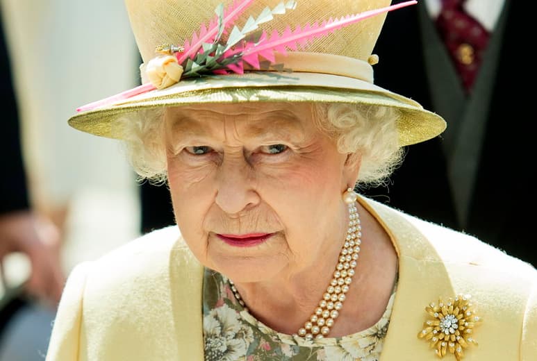La reina Isabel II de Inglaterra recibió hoy a los líderes del G7 y sus acompañantes en una recepción formal celebrada en un parque medioambiental de Cornualles (suroeste de Inglaterra), en la que estuvieron asimismo presentes el príncipe Carlos y su hijo, el príncipe Guillermo. (ARCHIVO)