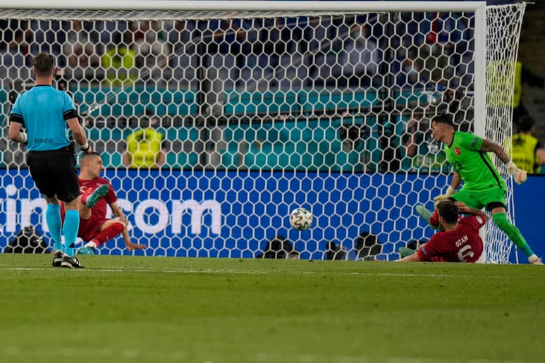 Un gol en propia puerta del turco Merih Demiral a los siete minutos de la segunda mitad da ventaja este viernes a Italia contra Turquía (0-1) y supuso el primer tanto de la Eurocopa. (AP)