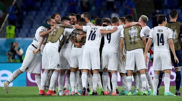 La selección de Italia se estrenó este viernes en la Eurocopa con un contundente triunfo por 3-0 contra la de Turquía en el estadio Olímpico romano, con una prestación autoritaria decidida por un gol en propia meta de Merih Demiral y dianas de Ciro Immobile y Lorenzo Insigne. (AP)
