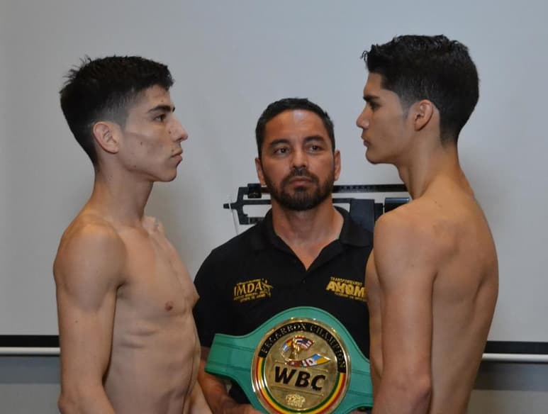 Luciendo físicos portentosos, esta tarde en Los Mochis, Sinaloa; los contendientes al título Internacional WBC libraron exitosamente el requisito del pesaje oficial. (CORTESÍA)