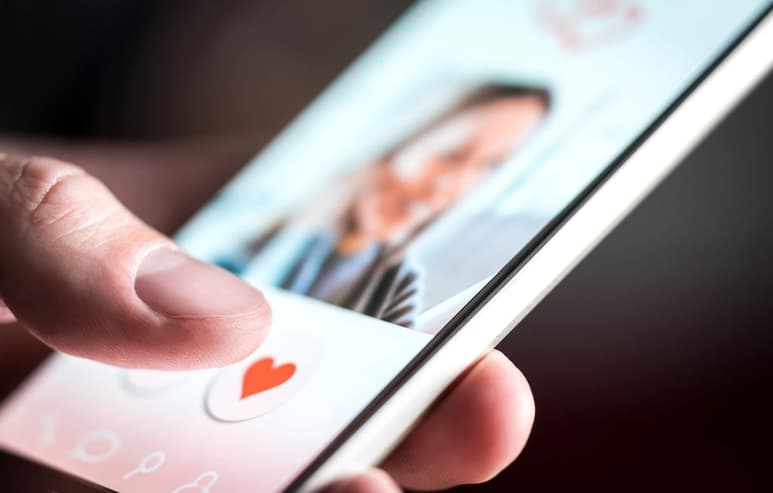 De acuerdo al estudio de la plataforma Bumble, la pandemia habría contribuido bastante a que las personas busquen el amor a través de internet sin la necesidad del contacto físico (ESPECIAL)