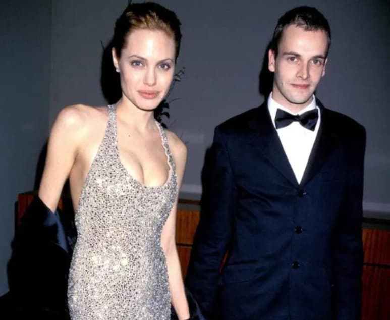 La actriz Angelina Jolie, que llegó a Nueva York el pasado 7 de junio con sus siete hijos, fue captada en fotos entrando al apartamento de su exmarido, el actor Jonathan 'Jonny' Lee Miller, en el popular sector de Dumbo, en el condado de Brooklyn, llevando consigo una costosa botella de vino.