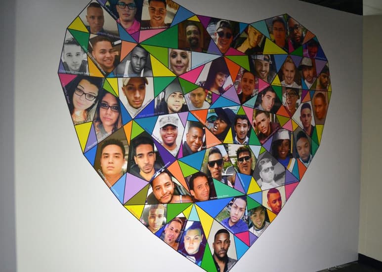 La ciudad de Orlando (Florida) se alista para recordar este sábado a las 49 víctimas del tiroteo en el bar gay Pulse con la esperanza de un nuevo 'monumento nacional' aprobado por el Congreso de EUA y la indignación de nuevas leyes impulsadas por el gobernador Ron DeSantis, consideradas lesivas por el colectivo LGBTQ+. (EFE)
