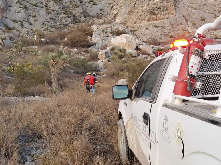 Se detalló que los topógrafos estaban tirando unas líneas, y al intentar descender del cerro quedaron varados al encontrarse con una pared vertical y lisa. (EL SIGLO DE TORREÓN)