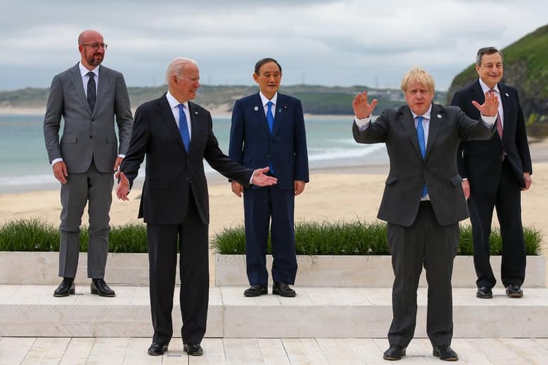 Movidos por la presión de Estados Unidos para abordar las amenazas que presenta China, los líderes del G7 cargaron en su declaración final de la cumbre de Cornualles contra las prácticas 'anticompetitivas' de Pekín y las violaciones de los derechos humanos en la región de Xinjiang. (ARCHIVO)