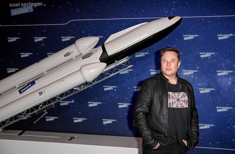 El anuncio este lunes de que Jeff Bezos (Amazon) irá al espacio en el primer viaje tripulado de su compañía Blue Origin pone de relieve la obsesión que algunos multimillonarios tienen por lanzarse a la conquista del cosmos, compartida también por Elon Musk (Tesla) y Richard Branson (Virgin). (ARCHIVO)