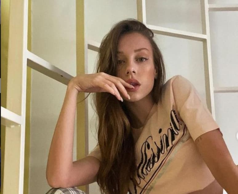 Este domingo, la actriz española Ester Expósito sorprendió en Instagram luciendo su figura en bikini con tonalidades 'nude'. (Especial)