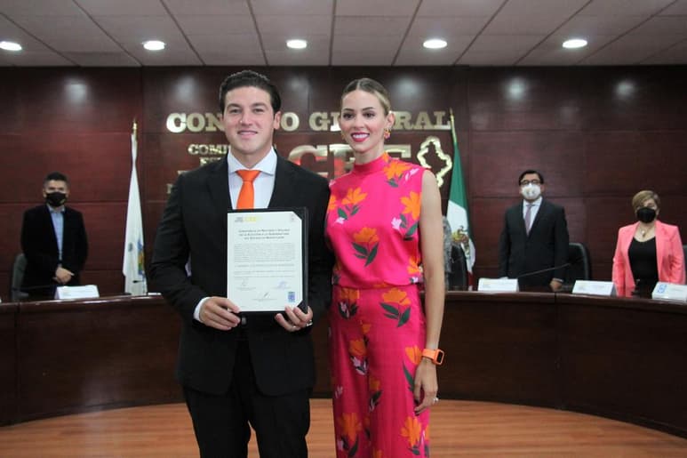 Al recibir su constancia como gobernador electo de Nuevo León, Samuel García Sepúlveda afirmó que exigirá un mejor trato fiscal; pero no romperá la liga con la Federación, por lo que auguró, el presidente (Andrés Manuel López Obrador), 'va a estar muy contento con el trabajo que vamos a hacer en los seis años como gobernador'. (ESPECIAL)