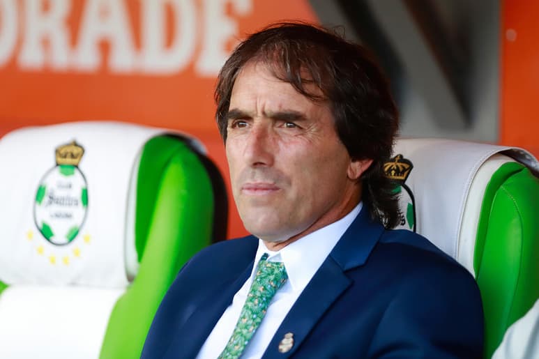 Santos Laguna anunció que el entrenador uruguayo, Guillermo Almada, se quedará al frente del primer equipo como entrenador, luego de llegar a un común acuerdo en los términos. (JAM MEDIA)